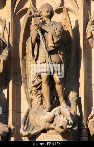 Statue des Erzengels Michael, Schutzpatron von Brüssel auf das gotische Rathaus in Brüssel, Belgien Stockfoto