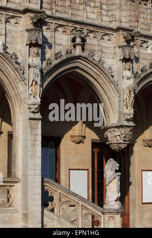 Detail der 15. Jahrhundert gotische Statuen auf dem Rathaus in Brüssel, Belgien Stockfoto