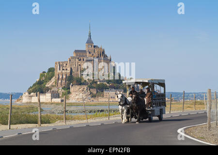 Mont Saint Michel Besucher verwenden Pferd und Wagen, Normandie Frankreich Stockfoto