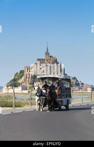 Mont Saint Michel Besucher verwenden Pferd und Wagen, Normandie Frankreich Stockfoto