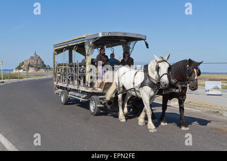 Mont Saint Michel Besucher verwenden Pferd und Wagen, Normandie Frankreich Stockfoto