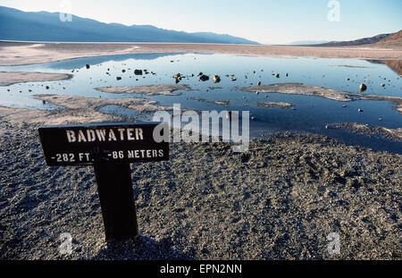 Ein Schild markiert der tiefsten Punkt in Nordamerika--282 Füße-(86 m) unterhalb des Meeresspiegels - an einem Ort Badwater im Death Valley National Park im Inyo County, California, USA genannt. Im Sommer ist diese Stauchung in Badwater Basin, eine Salzpfanne, die manchmal hält Wasser aus einer unterirdischen Quelle und seltene Niederschläge, aber in den meisten Fällen ist ausgetrocknet durch Verdunstung wegen der hohen Wüste Temperaturen, die 120 ° F (49 ° C) erreichen können. Badwater hat seinen Namen von angesammelten Salze in das Becken, das es kein Wasser zum Trinken ungeeignet. Stockfoto