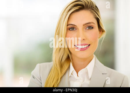 lächelnde Geschäftsfrau im modernen Büro Stockfoto