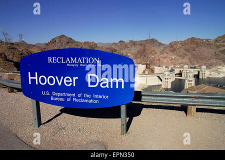 Der Hoover-Staudamm entstand zwischen 1931-36 an der Grenze von Nevada-Arizona, ein Großteil der Südwesten der USA Wasser anzubieten. Es erstellt Lake Mead, der größte künstliche Stausee in der Nation, die Schneedecke schmilzt in den Rocky Mountains durch den Colorado River gespeist wird.  Leider hat der Wasserstand des Sees seit dem Jahr 2000 rückläufig gewesen, weil weniger Schnee in den Rocky Mountains zum Aufladen des Flusses gesunken ist.  Auch als Boulder Dam bis 1947 offiziell der Name geändert wurde, wird es durch das US Department des Innern betrieben. Stockfoto