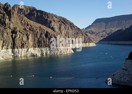 Die anhaltende Dürre im Westen der Vereinigten Staaten ist offensichtlich von der unteren Wasserlinie gesehen auf die Felswände, die Lake Mead in der Nähe von Hoover-Staudamm im Bundesstaat Nevada umfassen. Der Wasserstand des Sees, das ist der größte künstliche Stausee in der Nation und den Colorado River gespeist, hat seit dem Jahr 2000 rückläufig gewesen.  Mit weniger schmelzenden Schneedecke in den Rocky Mountains, den Fluss wieder aufzuladen, und immer größer werdende Bevölkerung in Kalifornien, Arizona und Nevada, die aus dem See ziehen, wurde das Wasser nach unten zu niedrigem Rekordniveau gebracht. Stockfoto