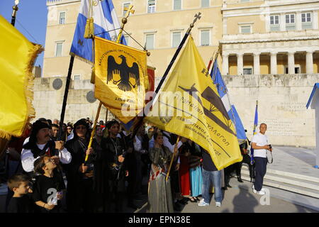 Athen, Griechenland. 19. Mai 2015. Menschen tragen traditionelle pontische Kleider und tragen traditionelle Flaggen sind bei der Zeremonie abgebildet. Griechen aus dem Pontus Region (Schwarzes Meer) halten eine Gedenkfeier zum Jahrestag des Völkermords an den Pontischen durch das Osmanische Reich. Die pontische Völkermord ist die ethnische Säuberung der christlichen griechischen Bevölkerung aus dem Pontus-Bereich in der Türkei während Erster Weltkrieg und seine Folgen. Bildnachweis: Michael Debets/Alamy Live-Nachrichten Stockfoto