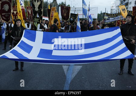 Athen, Griechenland. 19. Mai 2015. Eine griechische Flagge vor dem Marsch an die türkische Botschaft Griechen aus dem Pontus Region (Schwarzes Meer) Griff eine Gedenkfeier zum Jahrestag des Völkermords an den Pontischen durch das Osmanische Reich erfolgt. Die pontische Völkermord ist die ethnische Säuberung der christlichen griechischen Bevölkerung aus dem Pontus-Bereich in der Türkei während Erster Weltkrieg und seine Folgen. Bildnachweis: Michael Debets/Alamy Live-Nachrichten Stockfoto