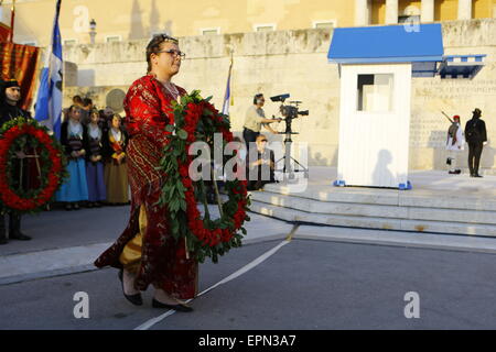 Athen, Griechenland. 19. Mai 2015. Menschen in Tracht Pontischen warten mit Kränzen, die am Grab des unbekannten Soldaten verlegt werden. Griechen aus dem Pontus Region (Schwarzes Meer) halten eine Gedenkfeier zum Jahrestag des Völkermords an den Pontischen durch das Osmanische Reich. Die pontische Völkermord ist die ethnische Säuberung der christlichen griechischen Bevölkerung aus dem Pontus-Bereich in der Türkei während Erster Weltkrieg und seine Folgen. © Michael Debets/Pacific Press/Alamy Live-Nachrichten Stockfoto