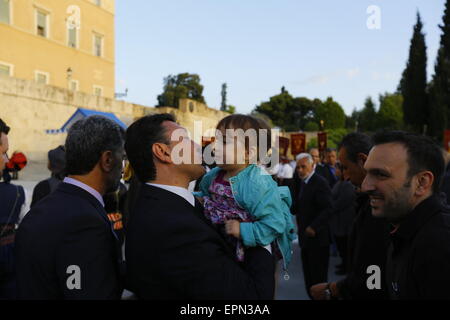 Athen, Griechenland. 19. Mai 2015. Eduard Sharmazanov, Vizepräsident der National Assembly of Armenia, küsst ein kleines Mädchen. Griechen aus dem Pontus Region (Schwarzes Meer) halten eine Gedenkfeier zum Jahrestag des Völkermords an den Pontischen durch das Osmanische Reich. Die pontische Völkermord ist die ethnische Säuberung der christlichen griechischen Bevölkerung aus dem Pontus-Bereich in der Türkei während Erster Weltkrieg und seine Folgen. © Michael Debets/Pacific Press/Alamy Live-Nachrichten Stockfoto