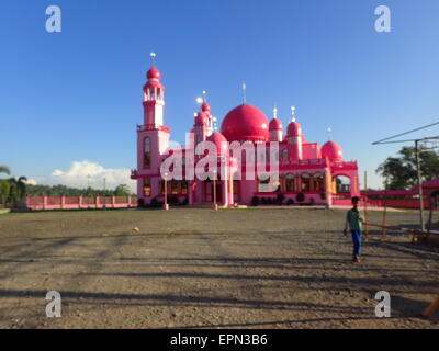 Maguindanao, Philippinen. 19. Mai 2015. Masjid Dimaukom oder im Volksmund bekannt als die einzige Pink Moschee auf den Philippinen in Datu Saudi Ampatuan, Maguindanao befindet. Die Moschee war, Frieden und Liebe symbolisieren rosa gestrichen und wurde von christlichen Arbeiter um Einheit und interreligiösen Bruderschaft zu symbolisieren. © Sherbien Dacalanio/Pacific Press/Alamy Live-Nachrichten Stockfoto