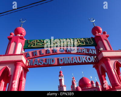 Maguindanao, Philippinen. 19. Mai 2015. Masjid Dimaukom oder im Volksmund bekannt als die einzige Pink Moschee auf den Philippinen in Datu Saudi Ampatuan, Maguindanao befindet. Die Moschee war, Frieden und Liebe symbolisieren rosa gestrichen und wurde von christlichen Arbeiter um Einheit und interreligiösen Bruderschaft zu symbolisieren. © Sherbien Dacalanio/Pacific Press/Alamy Live-Nachrichten Stockfoto