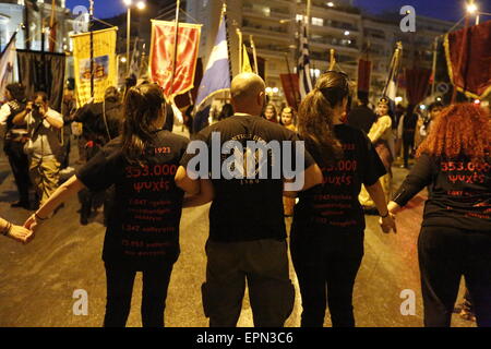 Athen, Griechenland. 19. Mai 2015. Die Demonstranten bildeten eine Menschenkette mit dem Rücken gegen die Polizei Kordon und die türkische Botschaft. Griechen aus dem Pontus Region (Schwarzes Meer) halten eine Gedenkfeier zum Jahrestag des Völkermords an den Pontischen durch das Osmanische Reich. Die pontische Völkermord ist die ethnische Säuberung der christlichen griechischen Bevölkerung aus dem Pontus-Bereich in der Türkei während Erster Weltkrieg und seine Folgen. Bildnachweis: Michael Debets/Alamy Live-Nachrichten Stockfoto