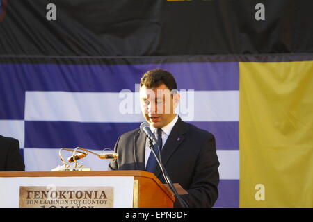 Athen, Griechenland. 19. Mai 2015. Eduard Sharmazanov, Vizepräsident der National Assembly of Armenia, befasst sich mit der Gedenkfeier. Griechen aus dem Pontus Region (Schwarzes Meer) halten eine Gedenkfeier zum Jahrestag des Völkermords an den Pontischen durch das Osmanische Reich. Die pontische Völkermord ist die ethnische Säuberung der christlichen griechischen Bevölkerung aus dem Pontus-Bereich in der Türkei während Erster Weltkrieg und seine Folgen. Bildnachweis: Michael Debets/Alamy Live-Nachrichten Stockfoto