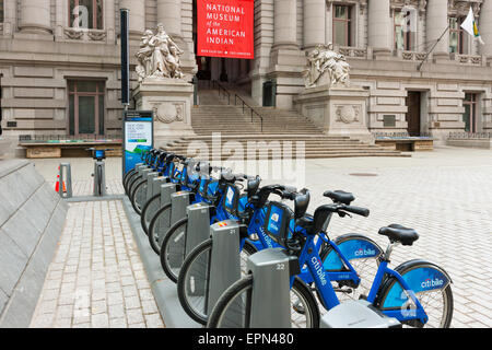 Citi-Bike Fahrräder warten Fahrer an eine Docking-Station in der Nähe von National Museum of the American Indian in New York City. Stockfoto