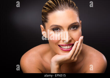 schöne blonde weibliche Modell auf schwarzem Hintergrund Stockfoto