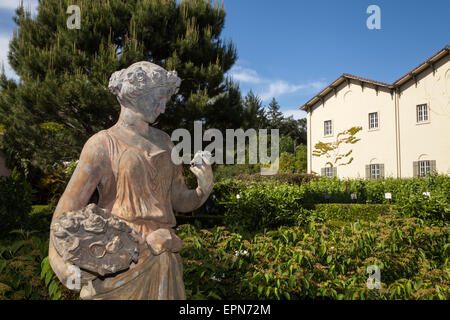 Statue im Garten des Château St. Jean Weinberge und Weinkeller, Kenwood, Sonoma, Kalifornien, USA Stockfoto