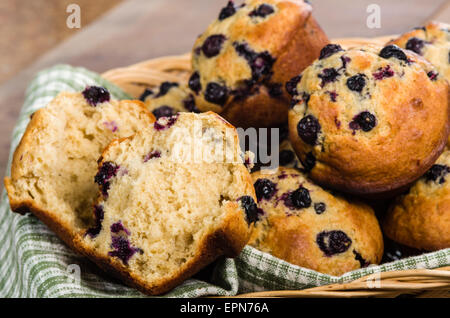 Korb mit frisch gebackenen warmen Blaubeer-muffins Stockfoto