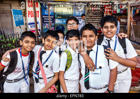 Mumbai Indien, Apollo Bandar, Colaba, Indumati Sakharkar Marg, Straße, Colaba Causeway, männliche Jungen Kinder Kinder Freunde, Studenten Uniformen, die Schol Stockfoto