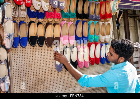 Mumbai Indien, Apollo Bandar, Colaba, Indumati Sakharkar Marg, Straße, Causeway, Markt, Shopping Shopper Shopper Shop Geschäfte Märkte Marktplatz Kauf Verkauf Stockfoto