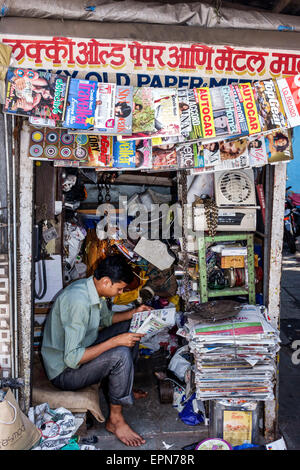 Mumbai Indien, Apollo Bandar, Colaba, Indumati Sakharkar Marg, Straße, Causeway, Markt, Männer männlich, Stand, Stand, Bürgersteig, Verkäufer Händler Stände Stand Mar Stockfoto