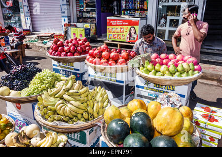 Mumbai Indien, Apollo Bandar, Colaba, Causeway, Markt, Lala Nigam Road, Shopping Shopper Shopper shoppen Geschäfte Markt Märkte Marktplatz Kauf Verkauf, Einzelhandel Stockfoto