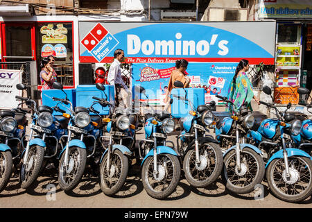 Mumbai Indien, Apollo Bandar, Colaba, Causeway, Markt, Strand Cinema Road, Domino's Pizza, Lieferung, Motorräder, Vorderseite, Eingang, India150227069 Stockfoto