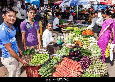 Mumbai Indien, Apollo Bandar, Colaba, Causeway, Markt, Lala Nigam Road, Shopping Shopper Shopper shoppen Geschäfte Markt Märkte Marktplatz Kauf Verkauf, Einzelhandel Stockfoto