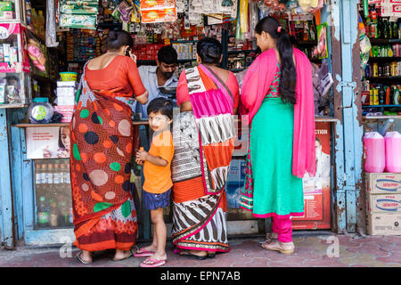 Mumbai Indien, Apollo Bandar, Colaba, Causeway, Market, Lala Nigam Road, Shopping Shopper Shop Shops Market Buying Selling, Store Stores Business Businesses, Stockfoto