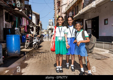 Mumbai Indien, Apollo Bandar, Colaba, Causeway, Markt, Lala Nigam Road, männlicher Junge Jungen Kinder Mädchen Mädchen, weiblicher Youngster, Studenten Schule unif Stockfoto