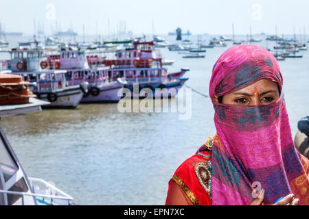 Mumbai Indien, Apollo Bandar, Colaba, Arabisches Meer, Fähren, Boote, Fähre, Boot, Hindu, Bindi, weibliche Frauen, die Sari tragen, Bluse, Hijab, Indien150227138 Stockfoto