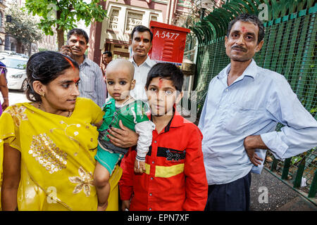 Mumbai Indien, Indischer Asiatisch, Fort Mumbai, Chhatrapati Shivaji Maharaj Marg, Straße, Hindu, bindi, Erwachsene Erwachsene Frau Frauen weibliche Dame, Mutter Mutter Mutter, Baby Babys ch Stockfoto