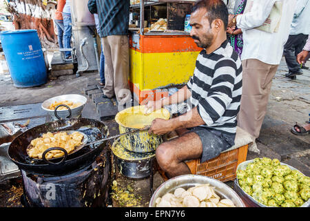 Mumbai Indien, Fort Mumbai, Kala Ghoda, Mahatma Gandhi Road, Straßenfoodstall, Stände, Stand, Stände, Verkäufer, Verkäufer, Händler, Markt, Marktplatz, Koch, Indien1502 Stockfoto