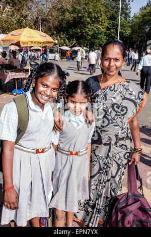 Mumbai Indien, Indisch-Asiatisch, Churchgate, Veer Nariman Road, Hindu, bindi, Familienfamilien Eltern Eltern Kinder Kinder, Erwachsene Erwachsene Frau Frauen weibliche Dame, Stockfoto