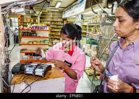 Mumbai Indien, Churchgate, Suryodaya, Lebensmittelgeschäft, Supermarkt, Frau weibliche Frauen, Angestellte Angestellte Arbeiter arbeitende Angestellte, Kreditkarten-Scanner, Uni Stockfoto