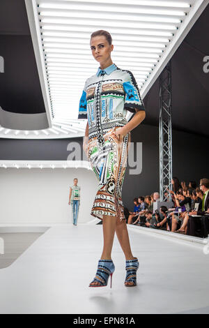 Vereinigtes Königreich, London: Cara Delevingne geht die Start-und Landebahn bei der Mary Katrantzou Fashion Show in London Fashion Week 2012. Stockfoto