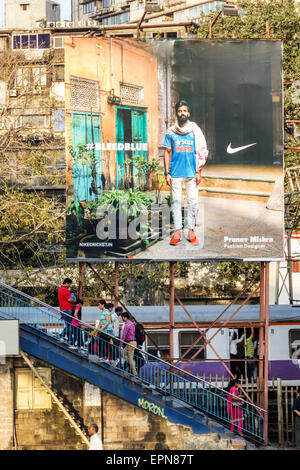 Mumbai Indien, Girgaon, Maharshi Karve Road, Bahnhof Charni, Western Line, Werbetafel, Werbung, Werbung, Nike, Indien150227190 Stockfoto