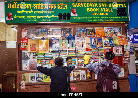 Mumbai Indien, Indischer Asiatisch, Churchgate, Sarvodaya Sat-Sahitya Buchstand, Hindi Englisch, Bücher, religiös, spirituell, Selbsthilfe, Produktprodukte zeigen Verkauf, Stockfoto