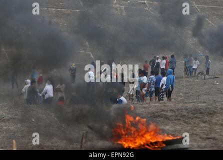 Lima, Peru. 19. Mai 2015. Menschen, die eine archäologische Zone einzudringen Zusammenstoß mit Polizisten in Tablada de Lurin Sektor in Villa Maria del Triunfo, Abteilung Lima, Peru, 19. Mai 2015. Laut Lokalpresse stießen die Polizei mit Menschen, die eine archäologische Zone während ihrer Vertreibung überfallen verlassen mindestens drei Polizisten verletzte und 10 Personen festgenommen. Bildnachweis: Oscar Farje Gomero/ANDINA/Xinhua/Alamy Live-Nachrichten Stockfoto