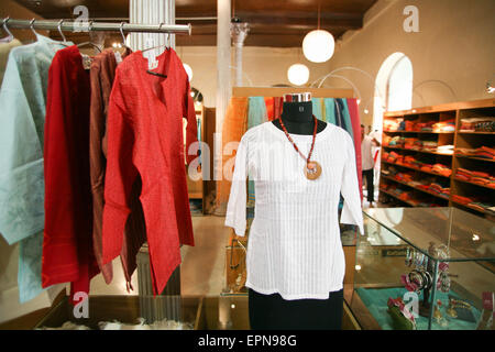 Fabindia Textile speichern auf 137 MG Road, in der Nähe von Jehangir Kunst-Galerie-Brunnen, Colaba. Das Unternehmen verfügt über mehr als 100 Filialen in Indien und bietet einen Markt für Arbeitsplätze im ländlichen Raum für Tausende von Handwerkern über India.Originally für den Export, die das Unternehmen hat sich auf die lokalen indischen Retail-Markt verlagert und ist sehr beliebt bei den Indianern als auch ausländische Touristen, eingerichtet. Verkauf von indischen Textilien, Möbel und Wohnaccessoires. Mumbai / Bombay, Indien Wirtschaftsmetropole und Hauptstadt des Bundesstaates Maharashtra, Indien, Asien. Stockfoto