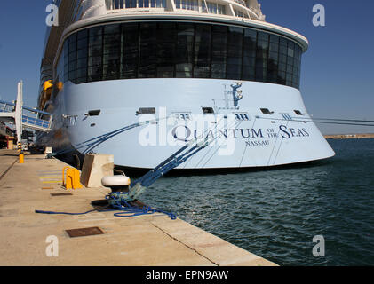 Mega-Kreuzfahrtschiff "QUANTUM OF THE SEAS" (347,08 m lang - Start 2014-4.100 Passagiere - 18 Decks) - Palma Stockfoto