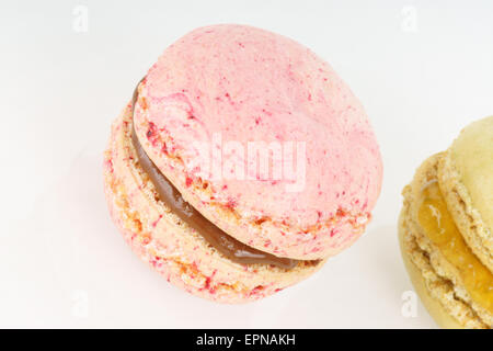 Hausgemachte Makronen mit Schokolade-Füllung. Makronen sind französische Süßigkeiten, bestehend aus zwei Baiser mit Mandeln Pulver Muscheln hinzugefügt Stockfoto