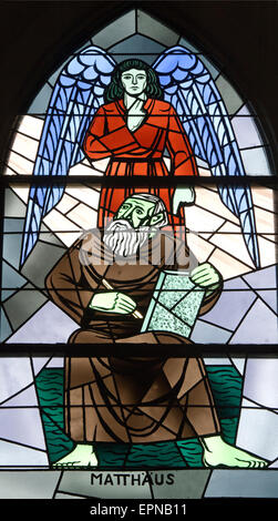 Evangelist Matthäus, Glasfenster der Evangelisch-reformierten Kirche Trubschachen, Kanton Bern, Schweiz Stockfoto