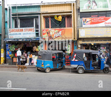 Geschäfte und Tuk-Tuk-taxis, Haputale, Badulla District, Uva Provinz, Sri Lanka, Asien Stockfoto