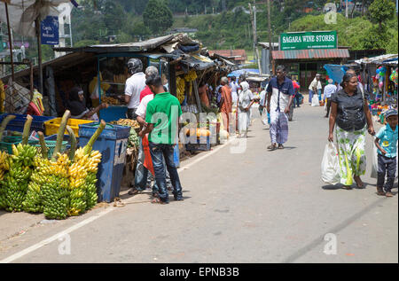 Menschen am Markt in Stadt von Haputale, Badulla District, Uva Provinz, Sri Lanka, Asien Stockfoto