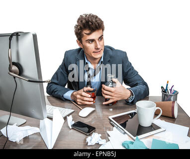 Junge alkoholische Geschäftsmann trinken Whisky sitzen betrunken im Büro mit Computer, dass Glas looking tragen Loos gedrückt halten Stockfoto