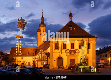 St.-Nikolaus-Kirche, Rathaus und Mariensäule auf dem Marktplatz, Eibelstadt, Franken, Mainfranken, Unterfranken Stockfoto