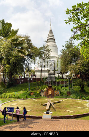 Uhr vor der Stupa von Wat Phnom, Phnom Penh, Kambodscha Stockfoto