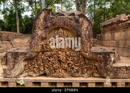 Flachrelief aus rosa Sandstein von einem Sturz, Khmer Hindu Tempel Banteay Srei, Provinz Siem Reap, Kambodscha gemacht Stockfoto