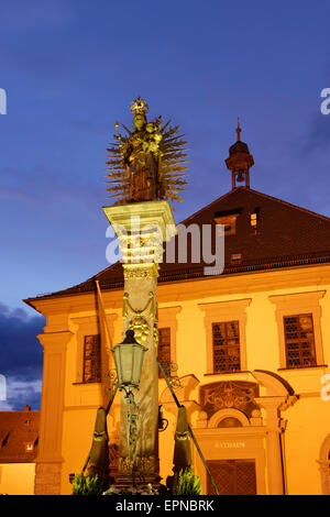 Marian Column vor dem Rathaus auf dem Marktplatz, Eibelstadt, Mainfranken, Unterfranken, Franken, Bayern Stockfoto