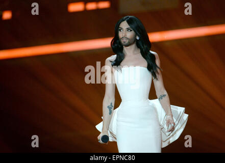 Österreichische Sängerin Conchita Wurst führt während der ersten Semi Final für den Eurovision Song Contest 2015 in Wien, Österreich, 19. Mai 2015. Das große Finale von der 60. jährliche Eurovision Song Contest (ESC) statt findet am 23. Mai 2015. Foto: Julian Stratenschulte/dpa Stockfoto